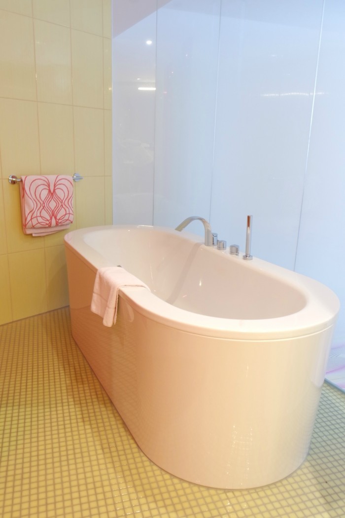 bathtube nhow