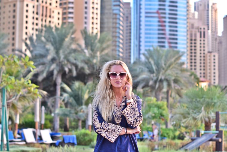 Dubai look mit blauem kleid mit arabischen mustern