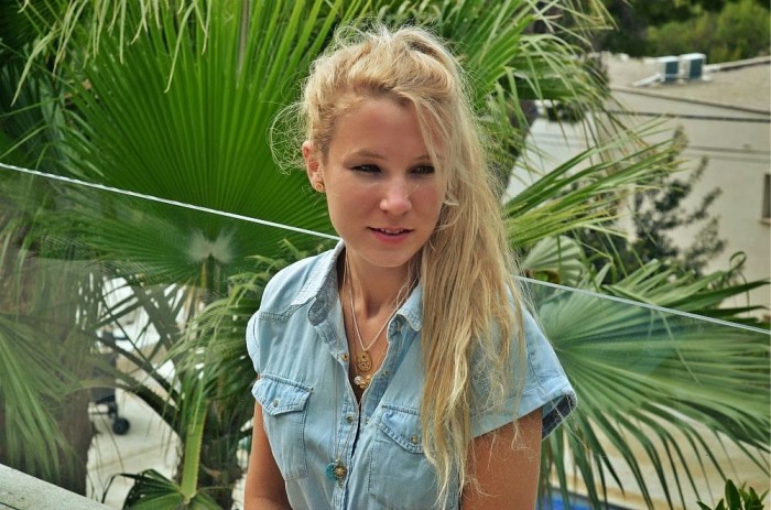 denim jumpsuit and golden accessories - keep it simple