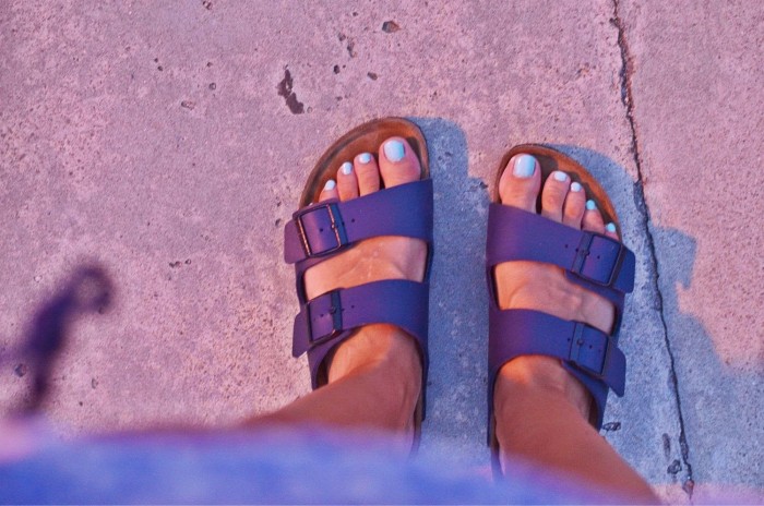Birkenstocks outfit: comfy holiday look