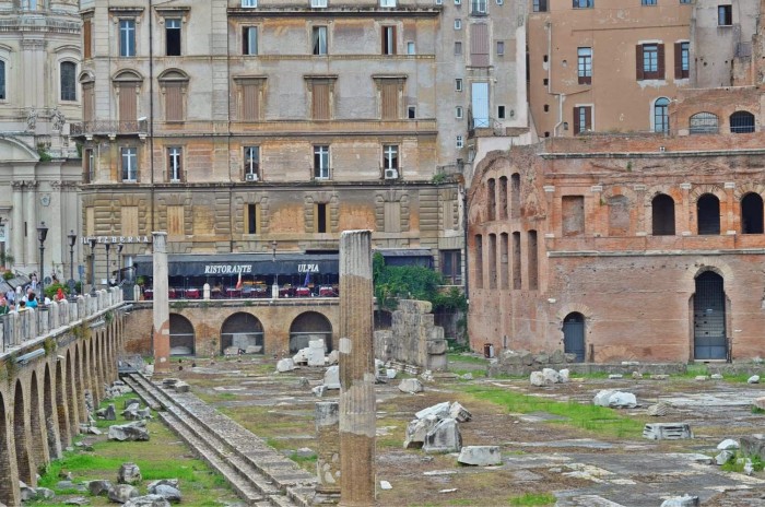 Italien Reisen Rom outfit: comfy jumpsuit while exploring Rome