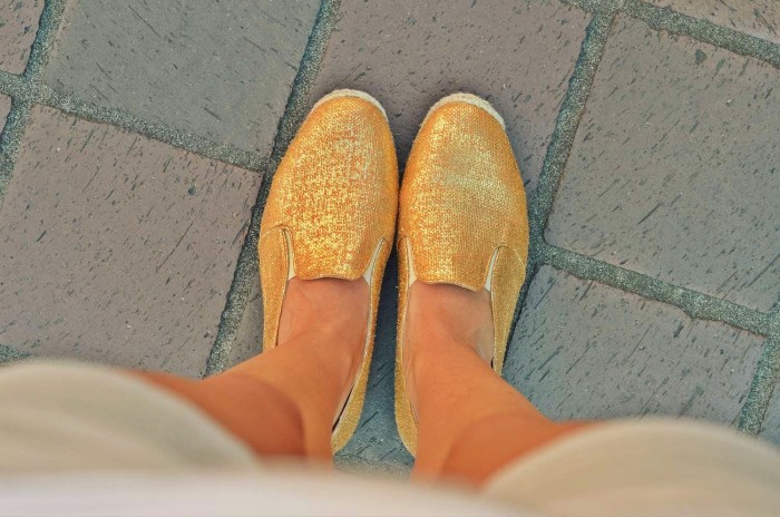 golden espadrilles outfit: golden fashion details
