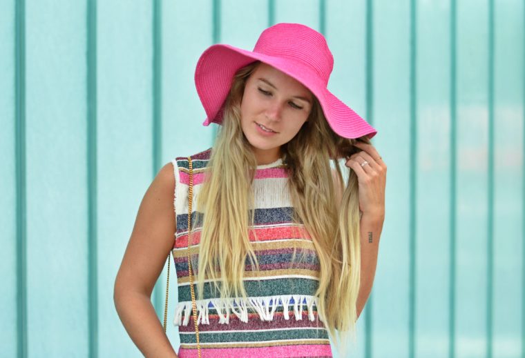 Kleid mit pinkem Hut